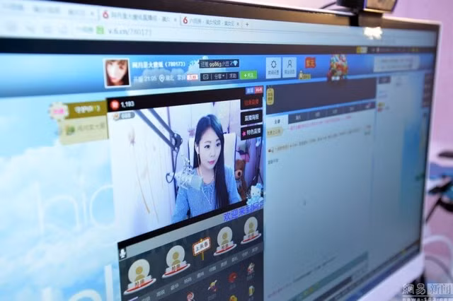  Nghề MC trên internet mới nổi đã tạo điều kiện kiếm tiền lành mạnh cho nhiều cô gái xinh xắn đang ở độ tuổi đẹp nhất của cuộc đời ở Vũ Hán. 