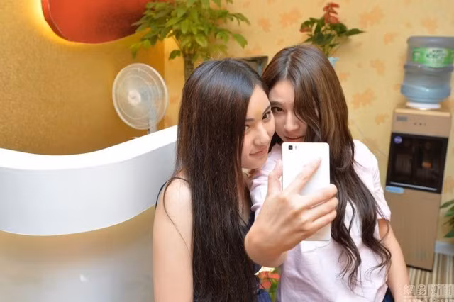  Chụp ảnh cùng đồng nghiệp. 