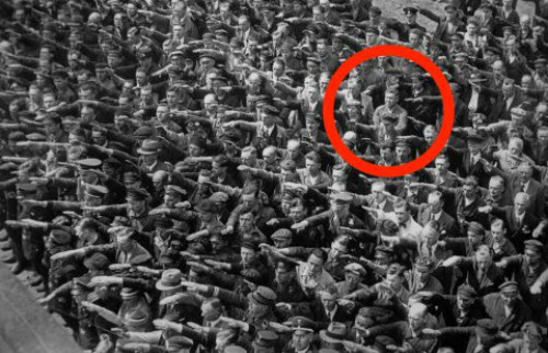 Bi kịch của người Đức duy nhất không chào Hitler kiểu phát xít