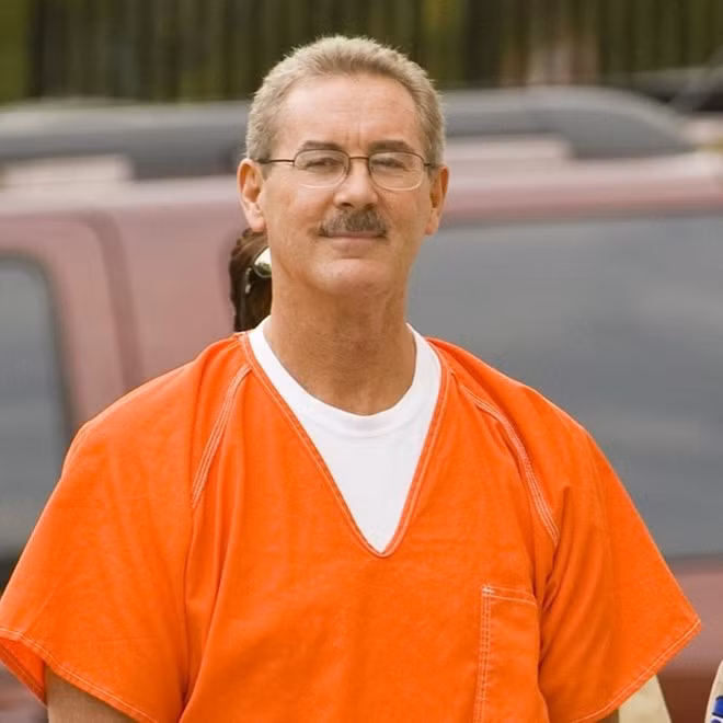 12. R. Allen Stanford Robert Allen Stanford và công ty của ông bị cáo buộc tội lừa đảo theo mô hình Ponzi. Trong nhiều năm, công ty của Stanford hứa hẹn trả lãi suất cao cho các nhà đầu tư. Nhưng đến năm 2009, giới chức trách Mỹ phát hiện doanh nghiệp này chỉ là một tổ chức lừa đảo với giá trị lên tới 8 tỷ USD. Năm 2012, Stanford bị kết án 110 năm tù. 12 tỷ phú nổi tiếng từng vướng vòng lao lý