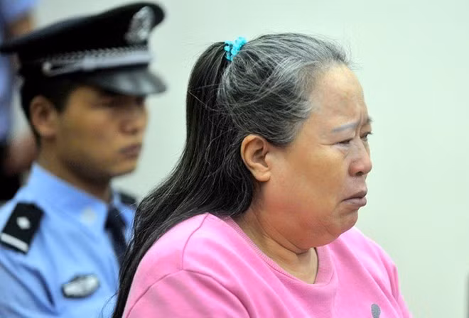 9. Ding Yuxin (Shumiao) Năm 2013, nữ doanh nhân Ding Yuxin bị kết án 20 năm tù vì tội hối lộ Bộ trưởng Đường sắt Trung Quốc, Liu Zhijun. Đây chỉ một trong số nhiều trường hợp quan chức và doanh nhân Trung Quốc bị bỏ tù vì tham nhũng, hối lộ trong những năm gần đây, khi chính quyền Bắc Kinh áp dụng các biện pháp cứng rắn để loại bỏ tệ nạn này. Trong nhiều thập kỷ, Yuxin gây dựng được một đế chế khổng lồ với các công ty hoạt động trong nhiều lĩnh vực khác nhau. Nhưng sau khi hối lộ Zhijun, toàn bộ tài sản của bà bị chính phủ tịch thu. 12 tỷ phú nổi tiếng từng vướng vòng lao lý