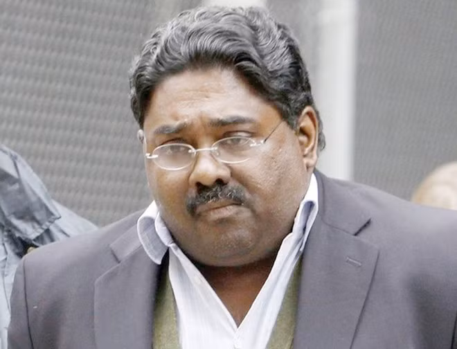 8. Raj Rajaratnam Với mong muốn có cuộc sống tốt hơn, J.M Rajaratnam đưa gia đình từ Colombo sang sống tại Anh. Con trai ông, Raj Rajaratnam, được hưởng nền giáo dục chất lượng cao tại Anh và học MBA ở trường Wharton của Đại học Pennsylvania. Sau khi tốt nghiệp, anh trở thành nhân viên ngân hàng, sau đó thành lập quỹ đầu tư Galleon trị giá 1,5 tỷ USD. Nhưng tới năm 2009, Raj Rajaratnam bị cáo buộc giao dịch nội bộ. Năm 2011, nhân vật này bị buộc tội lừa đảo chứng khoán và lĩnh án 11 năm tù. 12 tỷ phú nổi tiếng từng vướng vòng lao lý