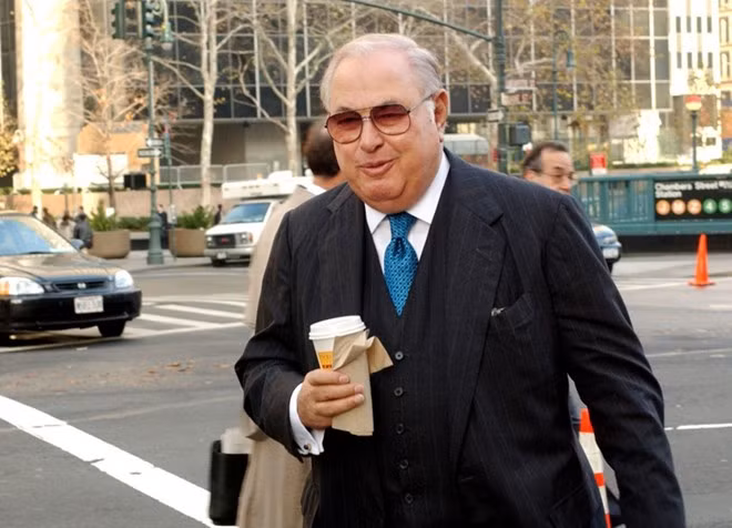 3. Alfred Taubman Sotheby’s là công ty hoạt động tại nhiều quốc gia trên thế giới, chuyên đấu giá các bộ sưu tập, bất động sản, tác phẩm nghệ thuật… Alfred Taubman là Chủ tịch của Sotheby’s từ những năm 1980 đến 2000. Ông vực dậy Sotheby’s khỏi thời kỳ khủng hoảng, đưa công ty lên sàn chứng khoán và bỏ túi riêng hơn 2 tỷ USD. Tuy nhiên, năm 2002, ông bị buộc tội thông đồng định giá cổ phiếu bất hợp pháp cùng Công ty Christie’s. Taubman bị phạt tù 10 tháng và phạt tiền hơn 7 triệu USD. 12 tỷ phú nổi tiếng từng vướng vòng lao lý