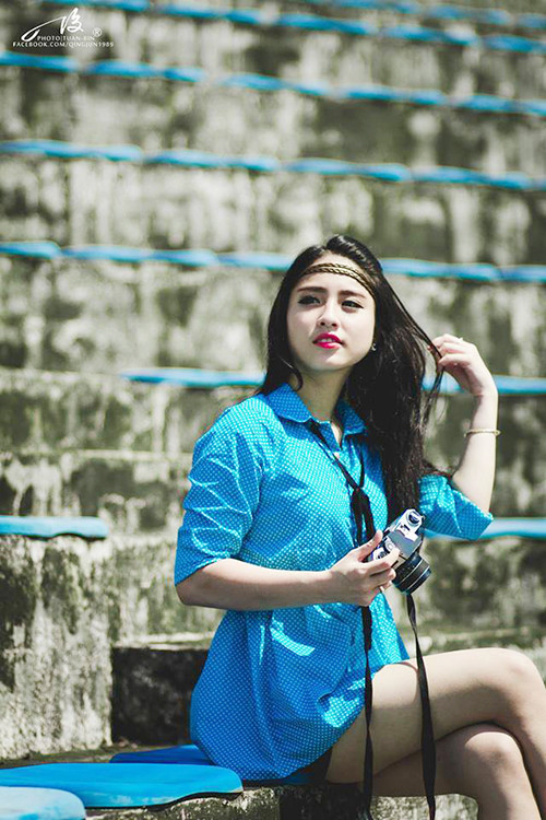 Được biết, những ca khúc dân ca mà cô thể hiện được người nghe nhạc yêu thích bởi sự ngọt ngào, gần gũi. Nữ sinh xứ Huế xinh đẹp, mê hát dân ca