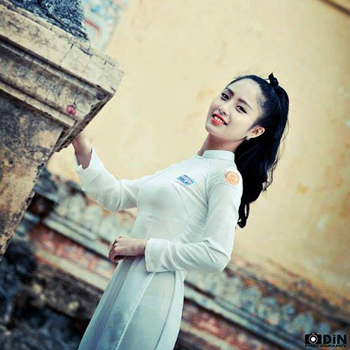 Theo Bình, dân ca là thể loại khó hát nhưng vì đam mê nên phải tham gia tập luyện thường xuyên. Nữ sinh xứ Huế xinh đẹp, mê hát dân ca