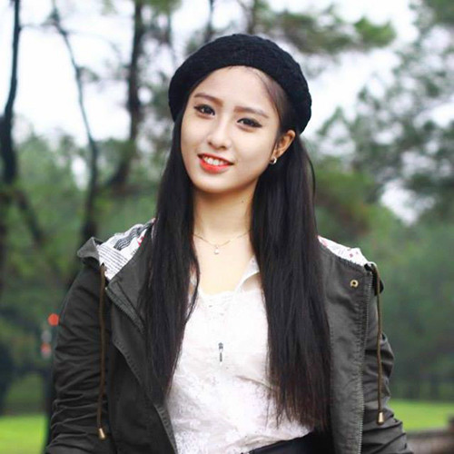 Nữ sinh xinh đẹp này được nhiều người biết đến hơn khi thể hiện tài năng của bản thân là hát dân ca. Nữ sinh xứ Huế xinh đẹp, mê hát dân ca