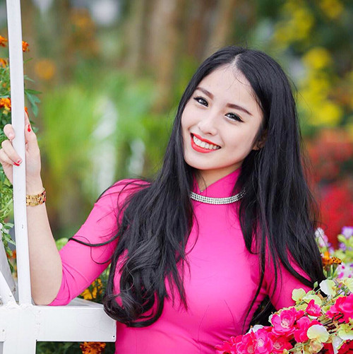 Nguyễn Lữ Thị Tâm Bình chia sẻ: “Ngoài học chính khóa ở trường, mình đăng ký học thêm lớp tiếng Anh nhằm mục đích nâng cao trình độ ngoại ngữ. Buổi tối, mình còn tham gia đội hát trên thuyền rồng ở sông Hương – Thừa Thiên Huế”. Nữ sinh xứ Huế xinh đẹp, mê hát dân ca