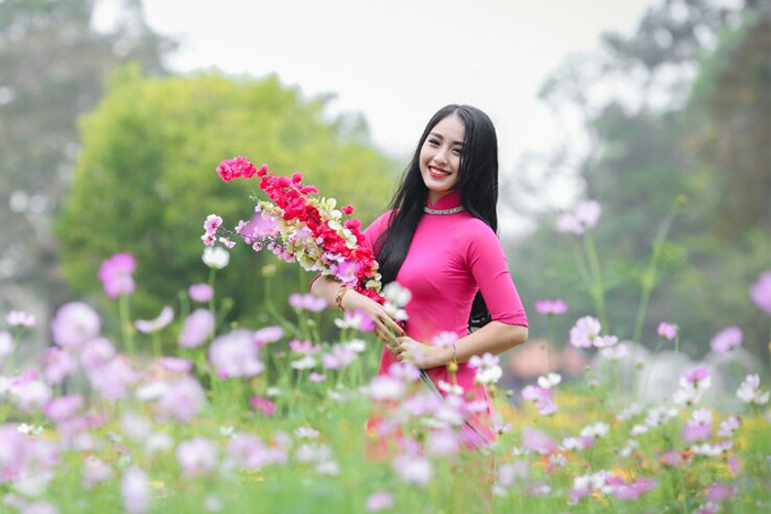 Cô gái này cho biết: “Mỗi tối đi hát, tất cả các thành viên tham gia hát sẽ chia thành nhiều suất khác nhau. Một suất diễn ra trong vòng 45 phút, gồm 5 ca sỹ và 4 nhạc công biểu diễn”. Nữ sinh xứ Huế xinh đẹp, mê hát dân ca