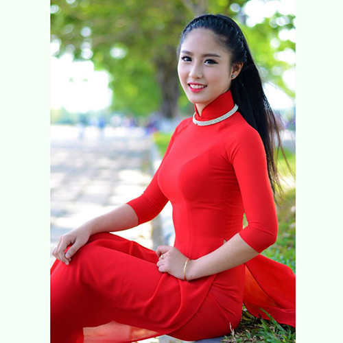 Bênh cạnh đó, nữ sinh xinh đẹp này còn làm mẫu ảnh cho các nhiếp ảnh gia và các cửa hàng thời trang nổi tiếng ở Huế. Nữ sinh xứ Huế xinh đẹp, mê hát dân ca