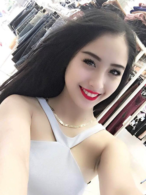 “Dù lịch học kín tuần nhưng mình cũng cố gắng phân bổ thời gian hợp lý để tối đi hát, mục đích là thảo mãn niềm đam mê hát dân ca. Các thành viên tham gia hát sẽ đăng ký một suất hay hai suất tùy vào bản thân và số lượng người hát trong buổi đó. Suất thứ nhất, từ 19h tới 20h, suất thứ hai từ 20h tới 21h”, Bình cho biết thêm. Nữ sinh xứ Huế xinh đẹp, mê hát dân ca