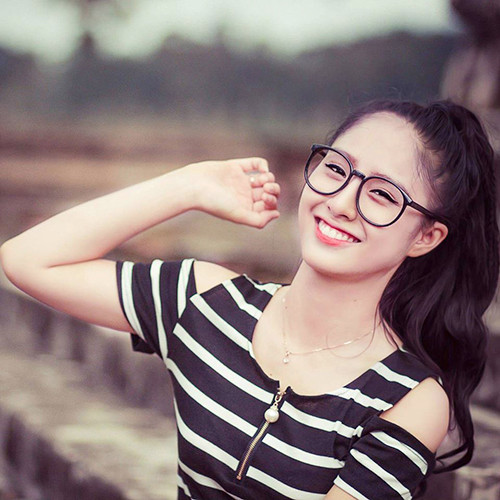 Được biết, ngoài thời gian học ở trường, cô bạn này còn thường xuyên đi diễn. Nữ sinh xứ Huế xinh đẹp, mê hát dân ca