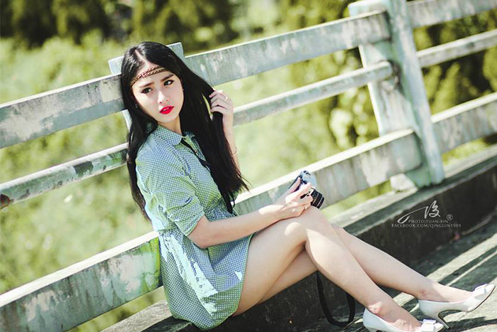 Cô mơ ước trở thành một hướng dẫn viên du lịch giỏi. Nữ sinh xứ Huế xinh đẹp, mê hát dân ca