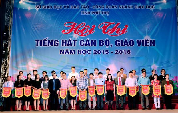 Lãnh đạo Sở GD&ĐT Phú Thọ trao giải cho các tiết mục đạt giải Nhất, Nhì, Ba tại hội thi Lãnh đạo Sở GD&ĐT Phú Thọ trao giải cho các tiết mục đạt giải Nhất, Nhì, Ba tại hội thi