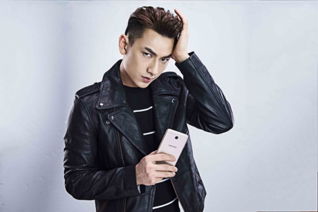 Những tai nạn dở khóc dở cười khi dùng smartphone - Ảnh 1 Nhung tai nan do khoc do cuoi khi dung smartphone - Anh 1