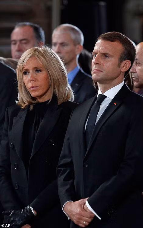 Vợ chồng TT Macron tham dự tang lễ.