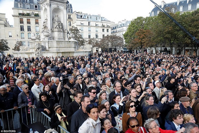 Người dân đứng bên ngoài nhà thờ trong khi diễn ra tang lễ cố TT Pháp Chirac. Người dân đứng bên ngoài nhà thờ trong khi diễn ra tang lễ cố TT Pháp Chirac.