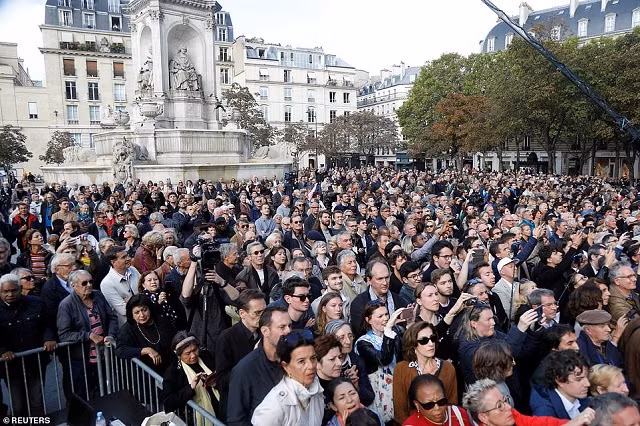 Người dân đứng bên ngoài nhà thờ trong khi diễn ra tang lễ cố TT Pháp Chirac.