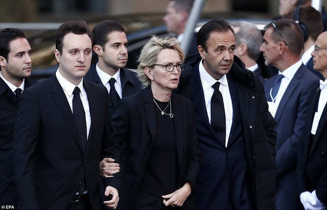 Con gái cố TT Chirac cùng chồng bà (phải) và các con. Con gái cố TT Chirac cùng chồng bà (phải) và các con.