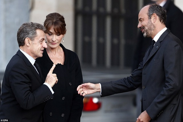 Cựu TT Pháp Nicolas Sarkozy (trái) và phu nhân. Cựu TT Pháp Nicolas Sarkozy (trái) và phu nhân.