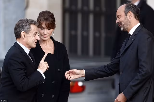 Cựu TT Pháp Nicolas Sarkozy (trái) và phu nhân.