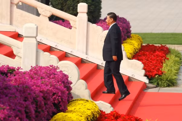 Chủ tịch Tập Cận Bình tới dự lễ đặt vòng hoa tại Đài tưởng niệm các anh hùng dân tộc ở Quảng trường Thiên An Môn.