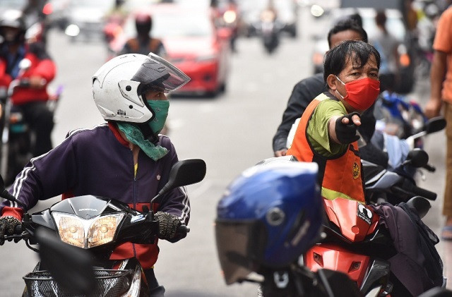 Người dân được khuyến cáo đeo khẩu trang ra đường.