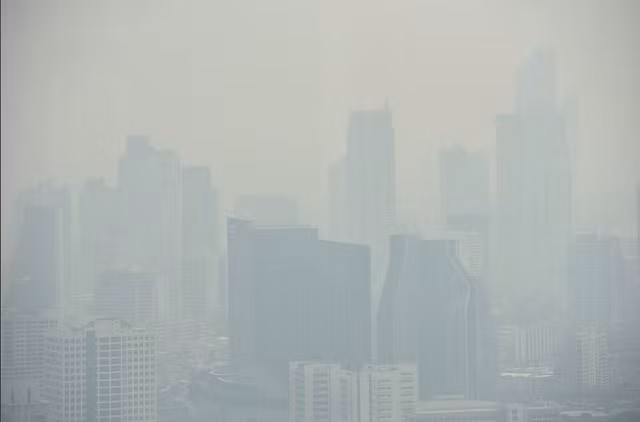 Thủ đô Bangkok mờ mịt trong khói bụi.