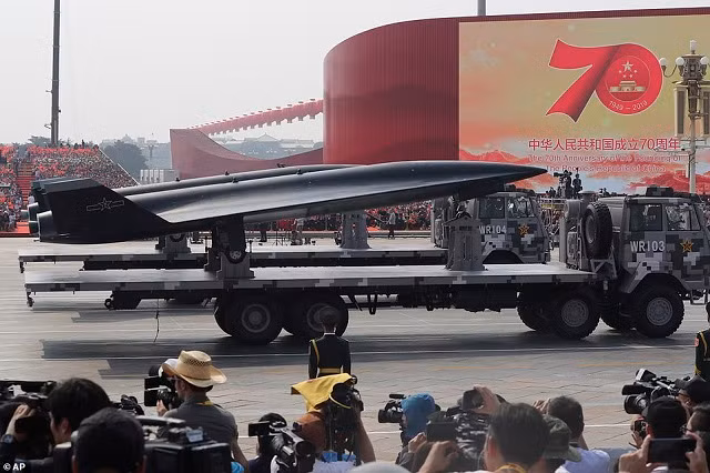 Các nhà quan sát phương Tây sẽ theo dõi chặt chẽ các hệ thống vũ khí mới được công bố trong cuộc diễu hành hôm nay. Các nhà quan sát phương Tây sẽ theo dõi chặt chẽ các hệ thống vũ khí mới được công bố trong cuộc diễu hành hôm nay.