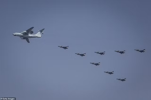 Máy bay của Không quân Quân giải phóng Nhân dân Trung Quốc bay theo đội hình. Máy bay của Không quân Quân giải phóng Nhân dân Trung Quốc bay theo đội hình.