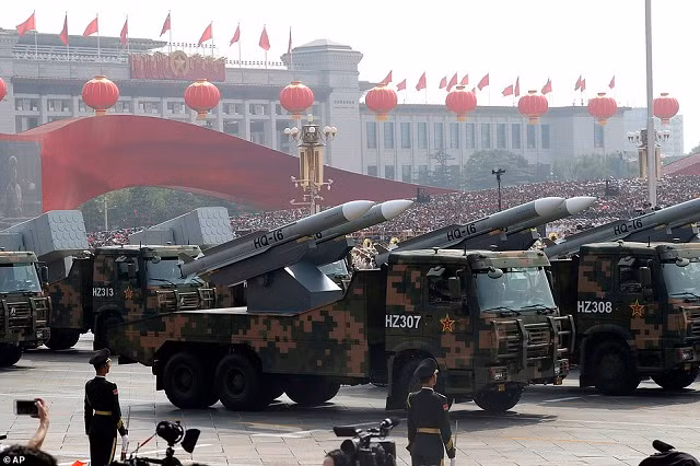 Xe của Quân đội Giải phóng Nhân dân được trang bị Hong Qi 16, hoặc HQ-16, một hệ thống tên lửa phòng không tầm trung của Trung Quốc. Xe của Quân đội Giải phóng Nhân dân được trang bị Hong Qi 16, hoặc HQ-16, một hệ thống tên lửa phòng không tầm trung của Trung Quốc.