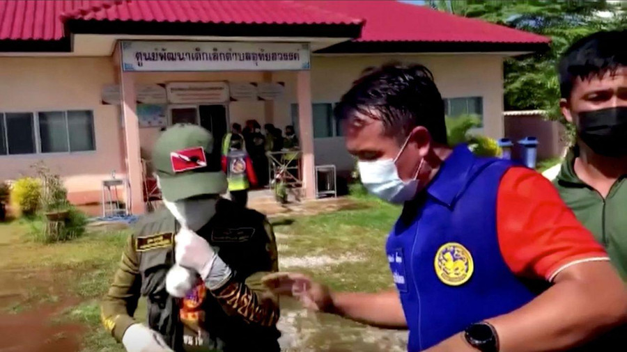 Lực lượng an ninh có mặt tại lối vào nhà trẻ sau khi vụ thảm sát diễn ra. Lực lượng an ninh có mặt tại lối vào nhà trẻ sau khi vụ thảm sát diễn ra.