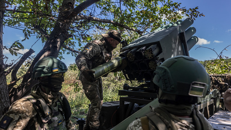 Lính Ukraine nạp đạn vào hệ thống phóng loạt RAK-SA-12. (Ảnh: Getty Images)