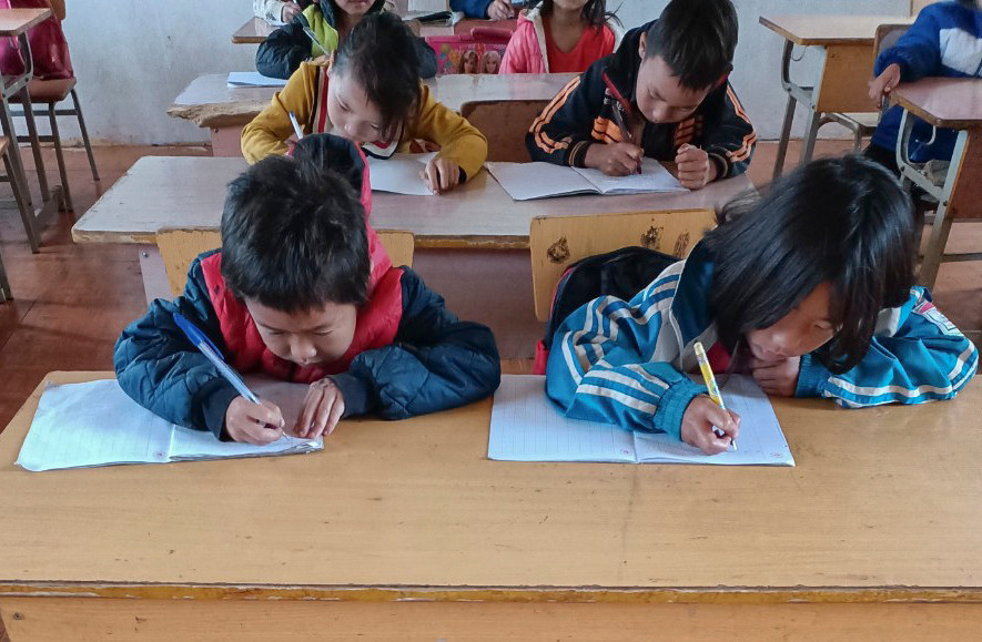 Một giờ học của học sinh lớp 3, Trường PTDTBT Tiểu học Huổi Lếch. Một giờ học của học sinh lớp 3, Trường PTDTBT Tiểu học Huổi Lếch.