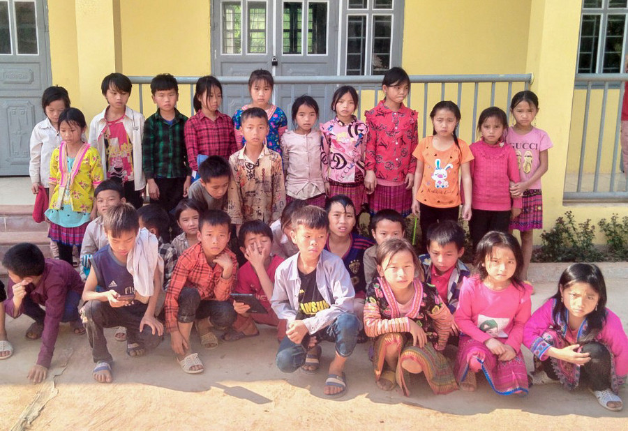 100% học sinh lớp 3, Trường PTDTBT Tiểu học Huổi Lếch (huyện Mường Nhé) lần đầu tiên được làm quen với tiếng Anh. 100% học sinh lớp 3, Trường PTDTBT Tiểu học Huổi Lếch (huyện Mường Nhé) lần đầu tiên được làm quen với tiếng Anh.