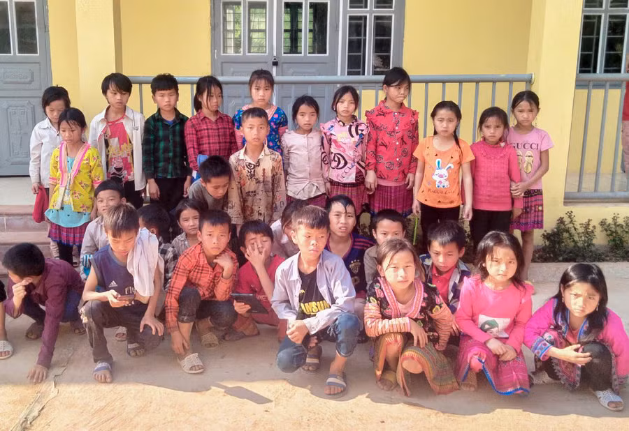 100% học sinh lớp 3, Trường PTDTBT Tiểu học Huổi Lếch (huyện Mường Nhé) lần đầu tiên được làm quen với tiếng Anh.