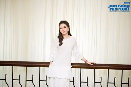 A hau Huyen My xuat hien xinh dep, rang ro sau khi ve nuoc - Anh 7