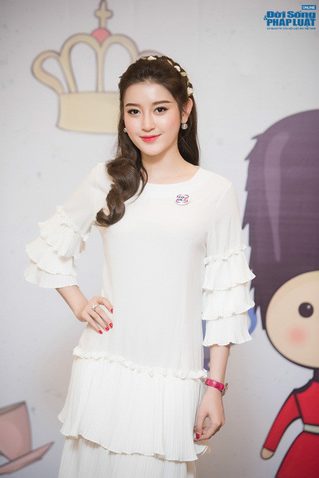 Á hậu Huyền My xuất hiện xinh đẹp, rạng rỡ sau khi về nước - Ảnh 6 A hau Huyen My xuat hien xinh dep, rang ro sau khi ve nuoc - Anh 6