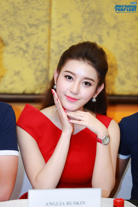 Á hậu Huyền My xuất hiện xinh đẹp, rạng rỡ sau khi về nước - Ảnh 3 A hau Huyen My xuat hien xinh dep, rang ro sau khi ve nuoc - Anh 3