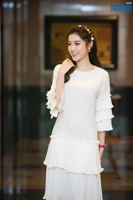 Á hậu Huyền My xuất hiện xinh đẹp, rạng rỡ sau khi về nước - Ảnh 5 A hau Huyen My xuat hien xinh dep, rang ro sau khi ve nuoc - Anh 5