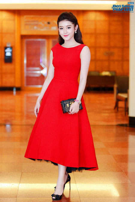 Á hậu Huyền My xuất hiện xinh đẹp, rạng rỡ sau khi về nước - Ảnh 1 A hau Huyen My xuat hien xinh dep, rang ro sau khi ve nuoc - Anh 1