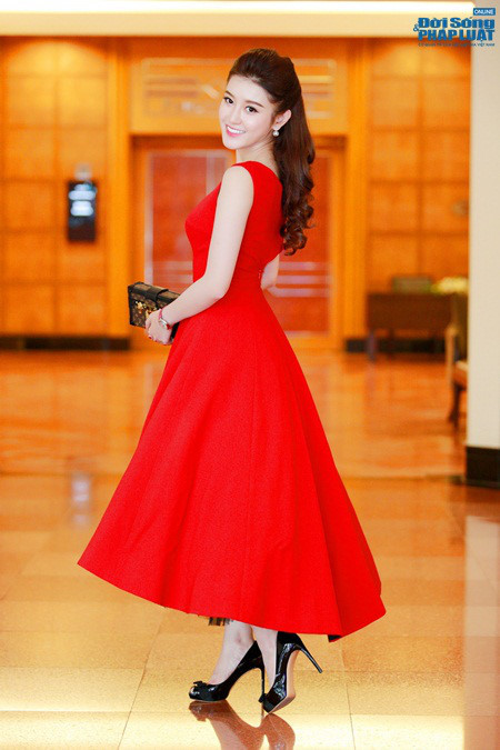 Á hậu Huyền My xuất hiện xinh đẹp, rạng rỡ sau khi về nước - Ảnh 2 A hau Huyen My xuat hien xinh dep, rang ro sau khi ve nuoc - Anh 2