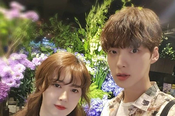 Vợ chồng Goo Hye Sun khoe ảnh sau đám cưới