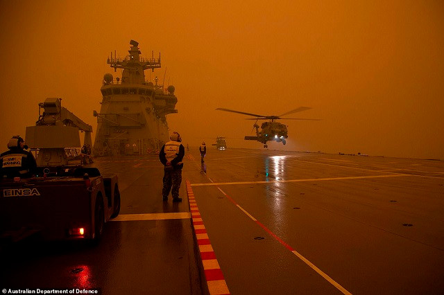Máy bay trực thăng MH-60R Seahawk 'Romeo' của Hải quân Hoàng gia Australia rời tàu HMAS Adelaide (L01) trong hoạt động cứu trợ cháy rừng Máy bay trực thăng MH-60R Seahawk 'Romeo' của Hải quân Hoàng gia Australia rời tàu HMAS Adelaide (L01) trong hoạt động cứu trợ cháy rừng