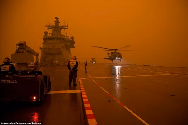 Máy bay trực thăng MH-60R Seahawk 'Romeo' của Hải quân Hoàng gia Australia rời tàu HMAS Adelaide (L01) trong hoạt động cứu trợ cháy rừng