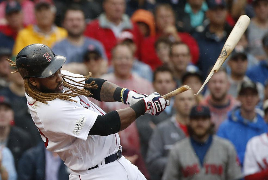 Một vận động viên làm gãy chày trong trận đấu ở Mỹ.