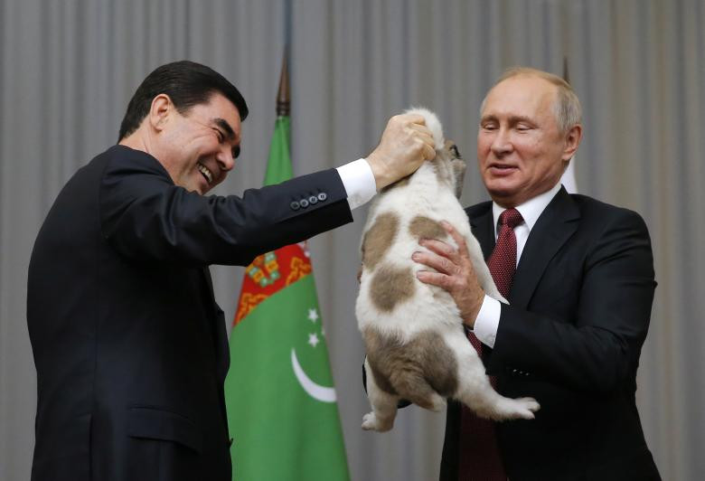 Tổng thống Turkmenistan Gurbanguly Berdimuhamedov tặng một chú chó cho ông Putin nhân ngày sinh nhật của Tổng thống Nga