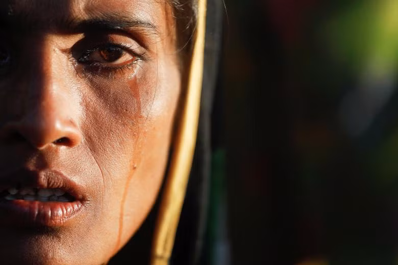 Một người tị nạn Rohingya đã khóc khi cô và hàng ngàn người tị nạn mới đến phải ngủ trong những trại tị nạn ngoài đường ở Bangladesh