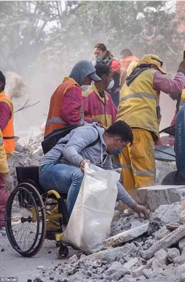 Anh chàng ngồi xe lăn tham gia dọn dẹp sau động đất