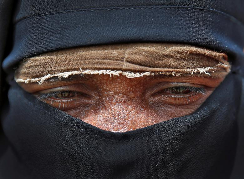 Một người tị nạn Rohingya đang chờ nhận đồ cứu trợ ở Bangladesh