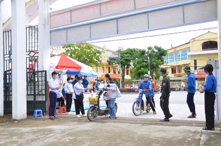 Thời tiết thuận lợi giúp thí sinh thoải mái khi đến làm thủ tục thi.